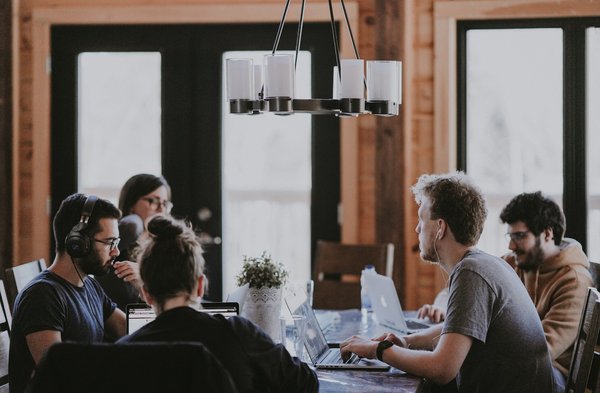 Conseils d'experts pour une synergie optimale et des performances améliorées dans les relations de travail