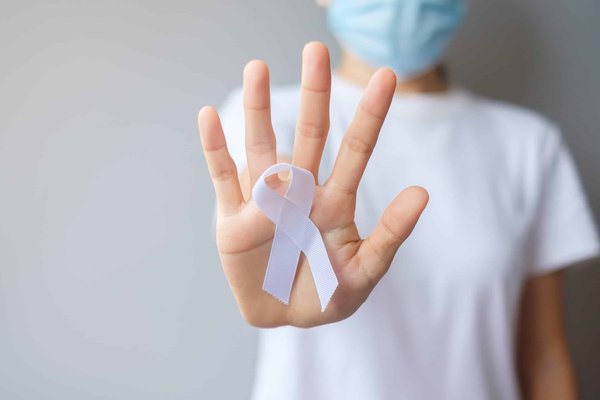Guérir d'un cancer du poumon : témoignages, dépistage et traitement à la carte