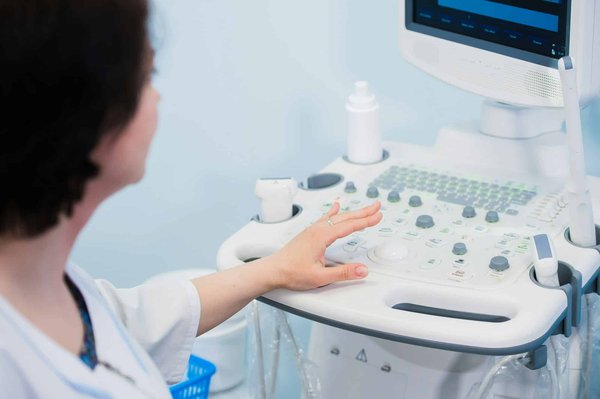 Quels sont les avantages de l'utilisation de l'échographie en médecine d'urgence?