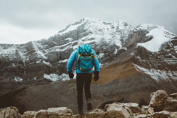Alpinisme: Conseils, techniques et astuces incontournables pour réussir vos ascensions